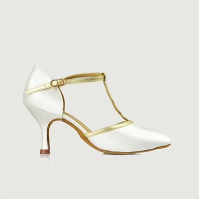 ゴールドのベルトが印象的なホワイトサテンモダンシューズ